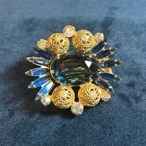 Gorgeous “Juliana” brooch by DeLizza and Elster (D&E) 1962.